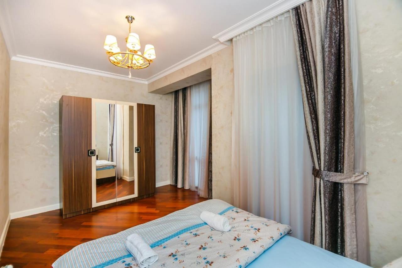 Lux Family Apartment In City Center Баку Екстер'єр фото