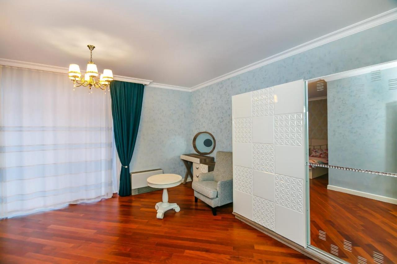 Lux Family Apartment In City Center Баку Екстер'єр фото