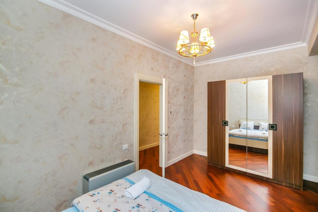 Lux Family Apartment In City Center Баку Екстер'єр фото