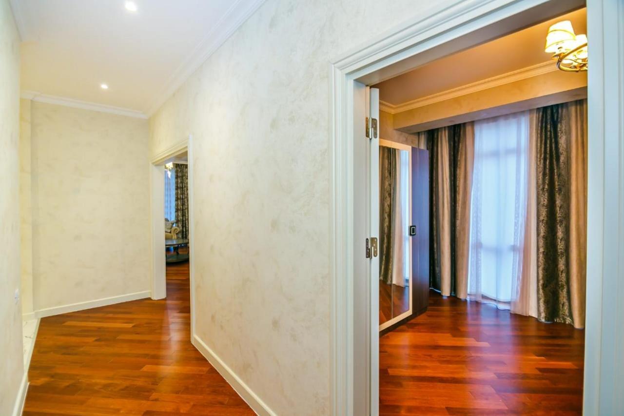 Lux Family Apartment In City Center Баку Екстер'єр фото