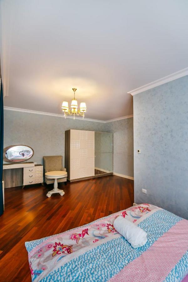 Lux Family Apartment In City Center Баку Екстер'єр фото