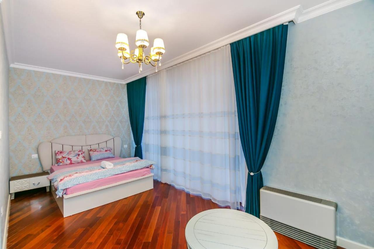 Lux Family Apartment In City Center Баку Екстер'єр фото